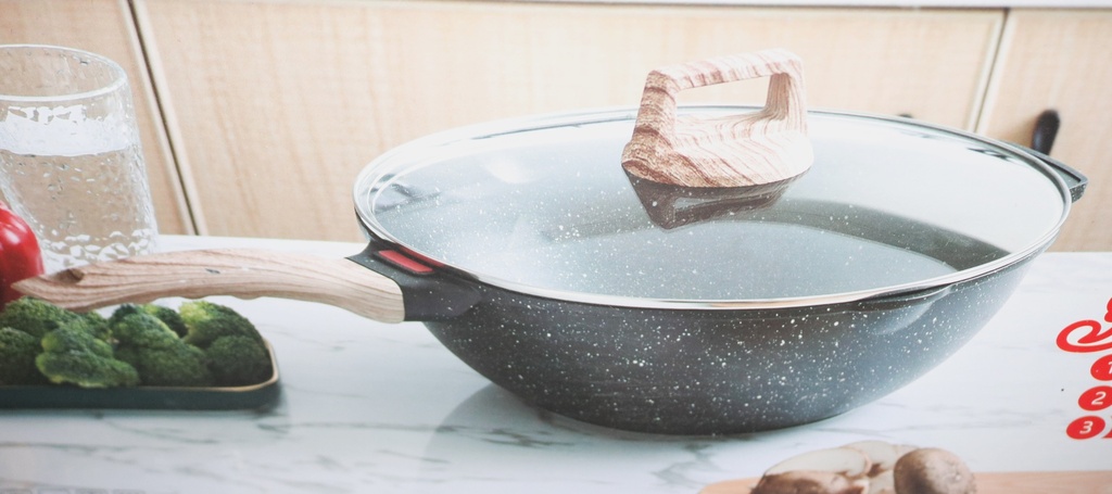[VI8439] Frying Pan W/Cover And Spatula Wdn Handle 24Cm YH65-14